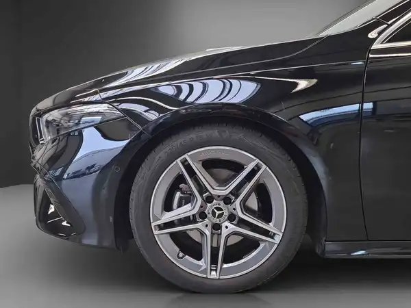 MERCEDES-BENZ A 180 (4/25)