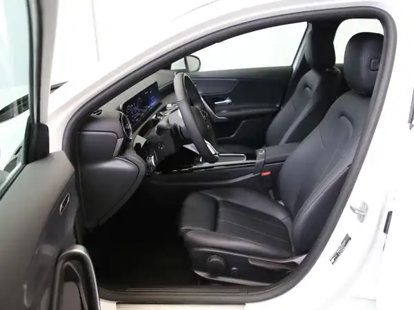 MERCEDES-BENZ A 180 (8/23)