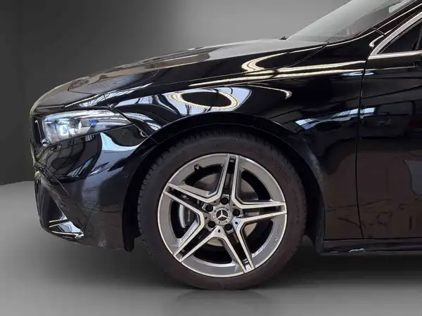 MERCEDES-BENZ A 200 (4/24)