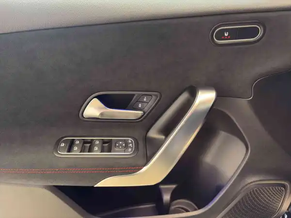 MERCEDES-BENZ A 200 (6/24)