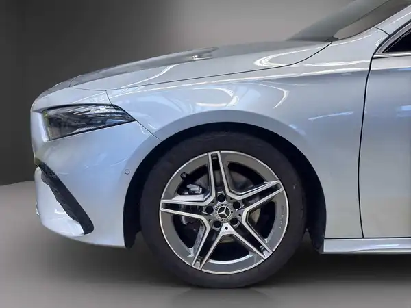 MERCEDES-BENZ A 180 (4/25)