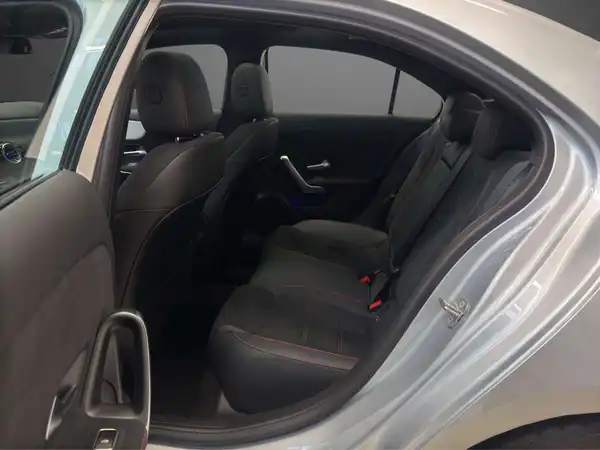 MERCEDES-BENZ A 180 (8/25)