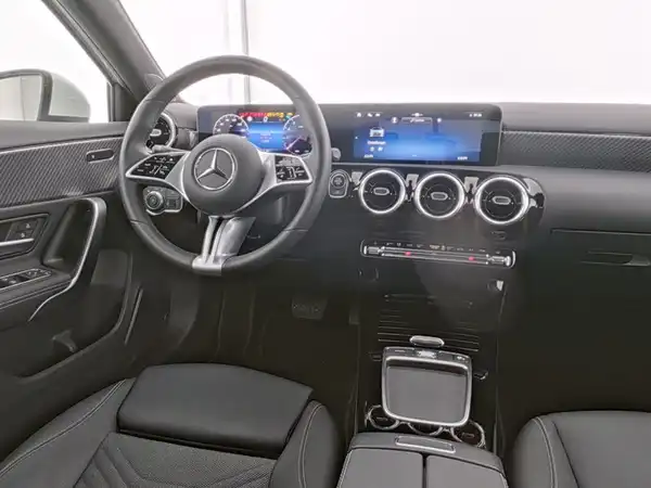 MERCEDES-BENZ A 180 (7/14)