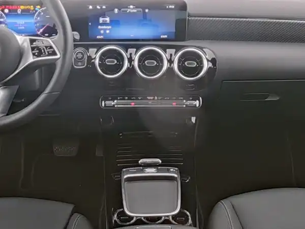 MERCEDES-BENZ A 180 (8/14)