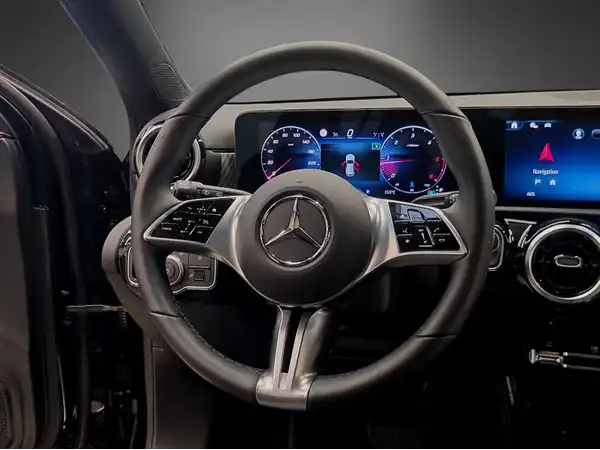 MERCEDES-BENZ A 180 (19/25)