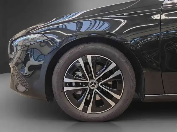 MERCEDES-BENZ A 180 (4/25)