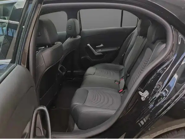 MERCEDES-BENZ A 180 (8/25)