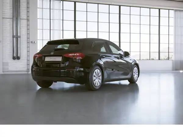 MERCEDES-BENZ A 180 (4/16)