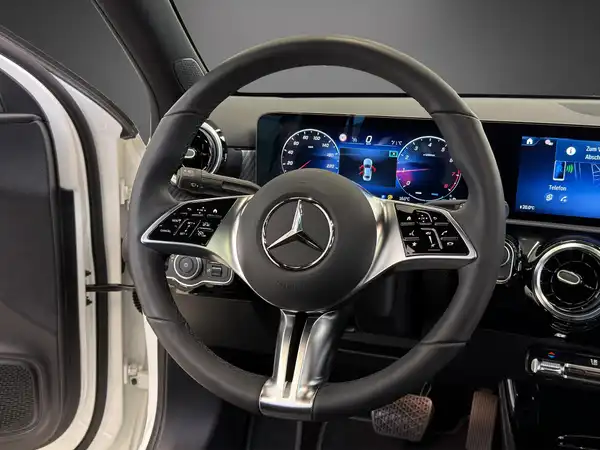 MERCEDES-BENZ A 180 (18/25)