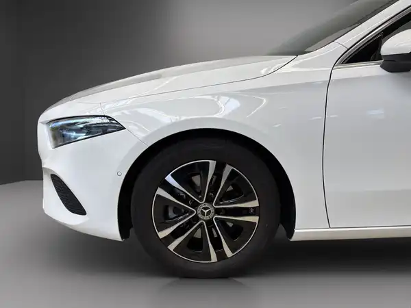 MERCEDES-BENZ A 180 (4/25)