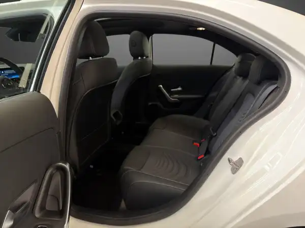 MERCEDES-BENZ A 180 (8/25)