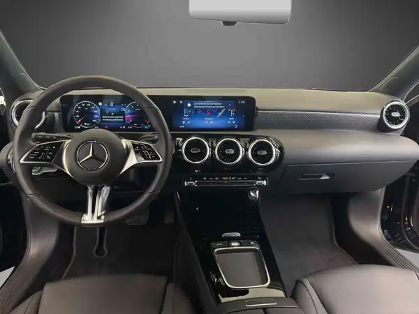 MERCEDES-BENZ A 180 (18/24)