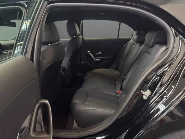 MERCEDES-BENZ A 180 (8/24)